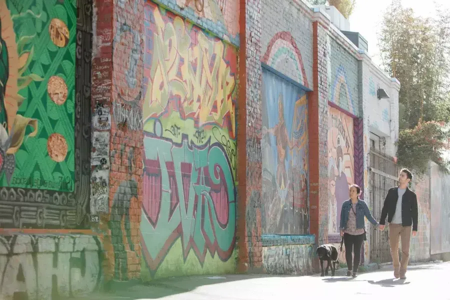 Un couple marchant dans Balmy Alley dans la Mission.