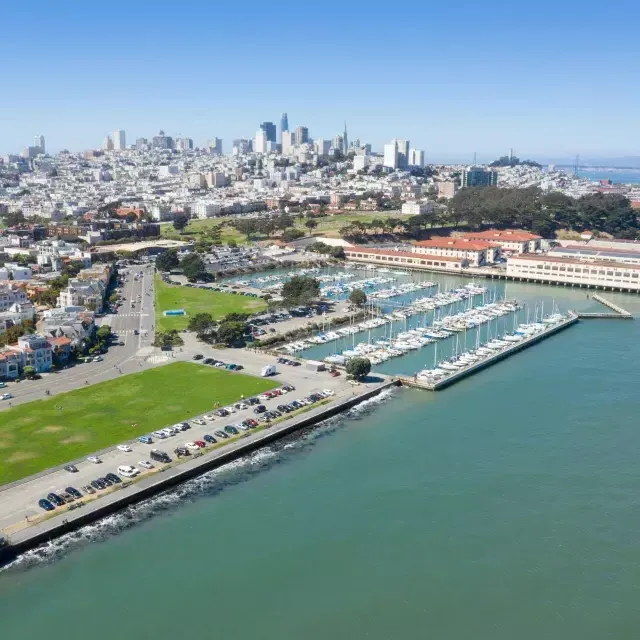 Aérea de Fort Mason 和 o horizonte de 贝博体彩app à distância.