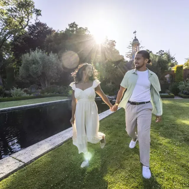 Visitantes passeiam pelos terrenos de Filoli